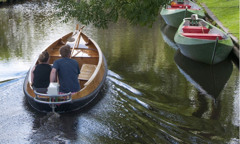 3 uur varen met een fluisterboot, inclusief koffie, gebak en lunch, bij Broer Botenverhuur